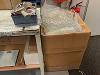 Inpaktafel met lamp en divers toebehoor - afbeelding 6 van  6