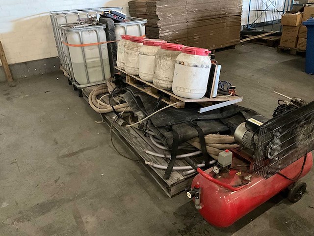 Inrichting werkbus t.b.v. isoleren. bestaande uit: roda 2cv-100 prof compressor, spuitslangen, pompen en regelaars - afbeelding 1 van  8
