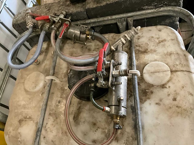 Inrichting werkbus t.b.v. isoleren. bestaande uit: roda 2cv-100 prof compressor, spuitslangen, pompen en regelaars - afbeelding 6 van  8
