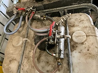 Inrichting werkbus t.b.v. isoleren. bestaande uit: roda 2cv-100 prof compressor, spuitslangen, pompen en regelaars - afbeelding 6 van  8