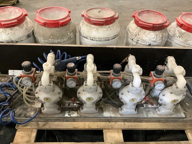 Inrichting werkbus t.b.v. isoleren. bestaande uit: roda 2cv-100 prof compressor, spuitslangen, pompen en regelaars - afbeelding 2 van  8