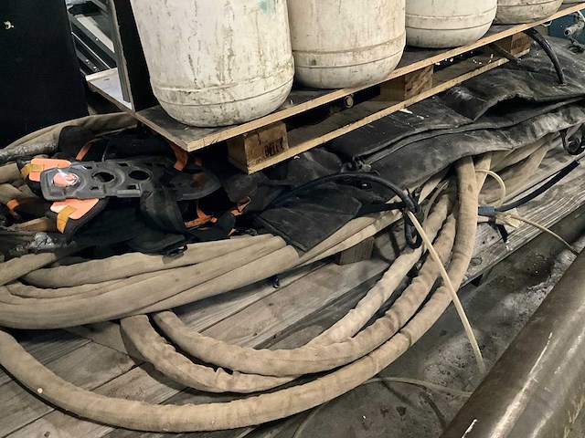 Inrichting werkbus t.b.v. isoleren. bestaande uit: roda 2cv-100 prof compressor, spuitslangen, pompen en regelaars - afbeelding 1 van  2