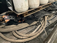 Inrichting werkbus t.b.v. isoleren. bestaande uit: roda 2cv-100 prof compressor, spuitslangen, pompen en regelaars - afbeelding 1 van  2