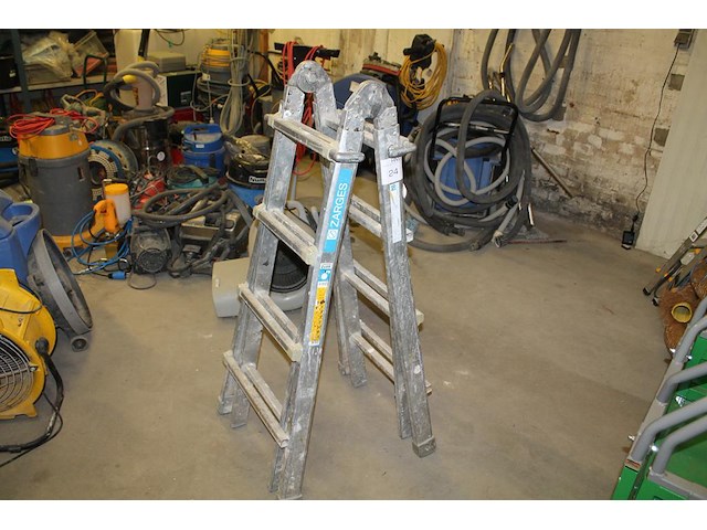 Inschuifbare ladder zarges z600 met 4 x 4 treden. - afbeelding 1 van  3