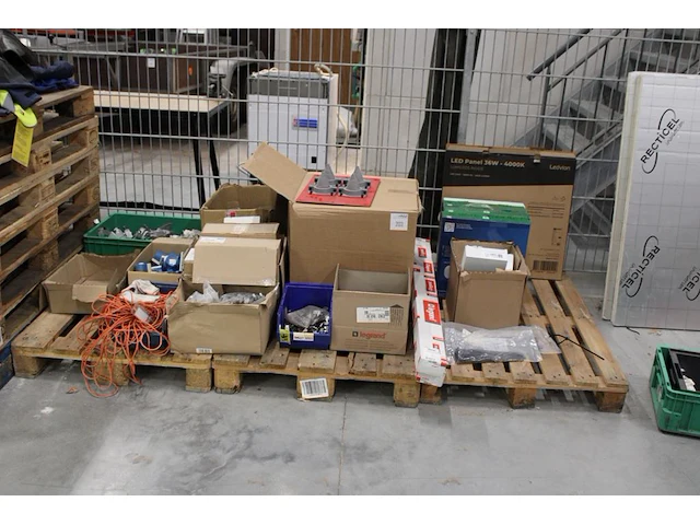 Installatie en alarmeringsmateralen op drie pallets w.o. sirenes, kabels, contactdozen, afhangbeugels, sen... - afbeelding 1 van  3