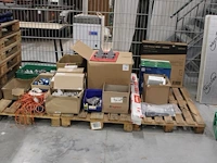 Installatie en alarmeringsmateralen op drie pallets w.o. sirenes, kabels, contactdozen, afhangbeugels, sen...