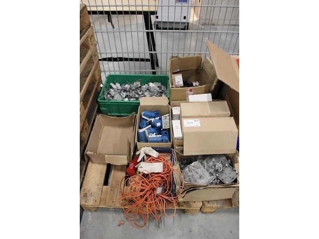 Installatie en alarmeringsmateralen op drie pallets w.o. sirenes, kabels, contactdozen, afhangbeugels, sen... - afbeelding 2 van  3