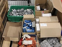 Installatie en alarmeringsmateralen op drie pallets w.o. sirenes, kabels, contactdozen, afhangbeugels, sen... - afbeelding 2 van  3