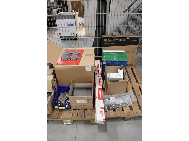 Installatie en alarmeringsmateralen op drie pallets w.o. sirenes, kabels, contactdozen, afhangbeugels, sen... - afbeelding 3 van  3