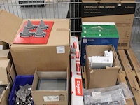Installatie en alarmeringsmateralen op drie pallets w.o. sirenes, kabels, contactdozen, afhangbeugels, sen... - afbeelding 3 van  3