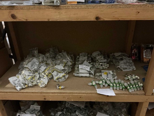 Installatiemateriaal divers (185x) - afbeelding 1 van  5