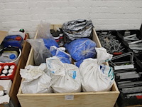 Installatiematerialen op pallet w.o. buizenklemmen, rozetten en poetsdoeken. - afbeelding 1 van  3