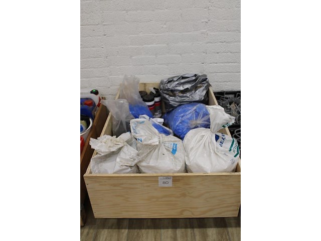 Installatiematerialen op pallet w.o. buizenklemmen, rozetten en poetsdoeken. - afbeelding 2 van  3