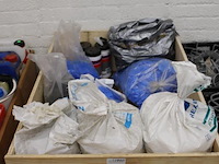 Installatiematerialen op pallet w.o. buizenklemmen, rozetten en poetsdoeken. - afbeelding 2 van  3