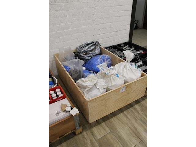 Installatiematerialen op pallet w.o. buizenklemmen, rozetten en poetsdoeken. - afbeelding 3 van  3