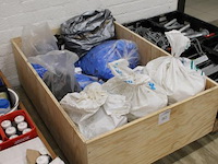 Installatiematerialen op pallet w.o. buizenklemmen, rozetten en poetsdoeken. - afbeelding 3 van  3