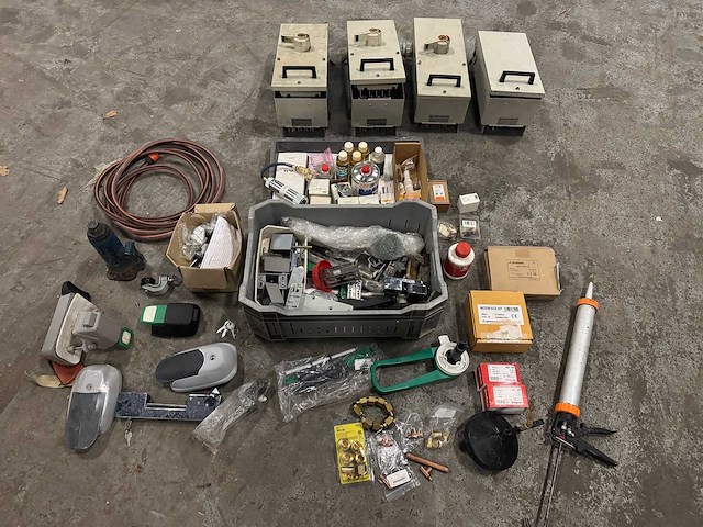 Installatiematerialen, schakelkasten en toebehoren - afbeelding 1 van  12