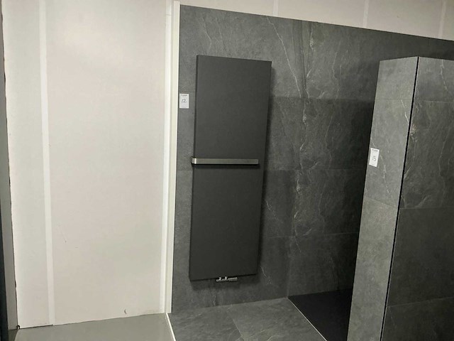 Instamat stretta designradiator - afbeelding 1 van  4