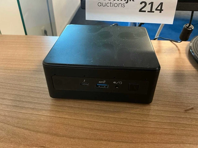 Intel nuc11pah desktop met monitoren - afbeelding 1 van  6