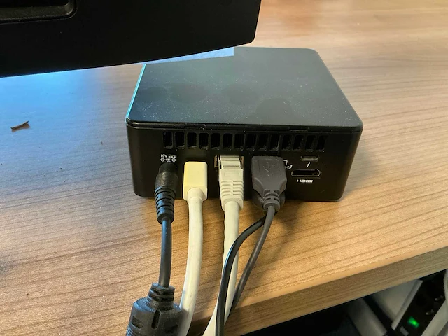 Intel nuc11pah desktop met monitoren - afbeelding 3 van  6