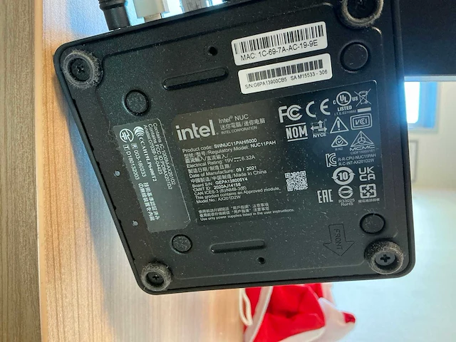 Intel nuc11pah desktop met monitoren - afbeelding 4 van  6