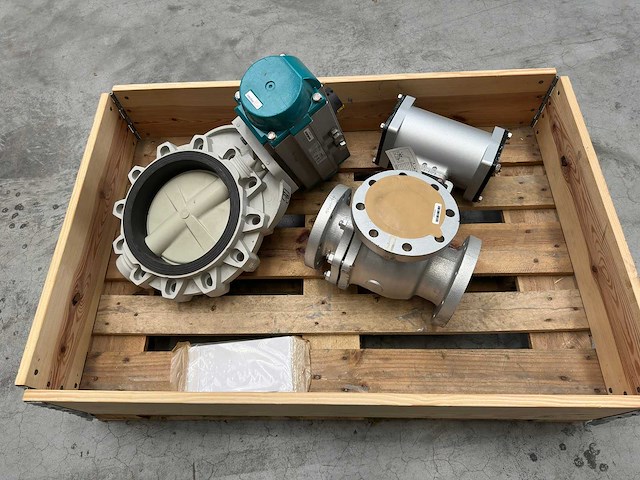 Interapp - partij industriële kleppen en pneumatische actuators - afbeelding 4 van  7