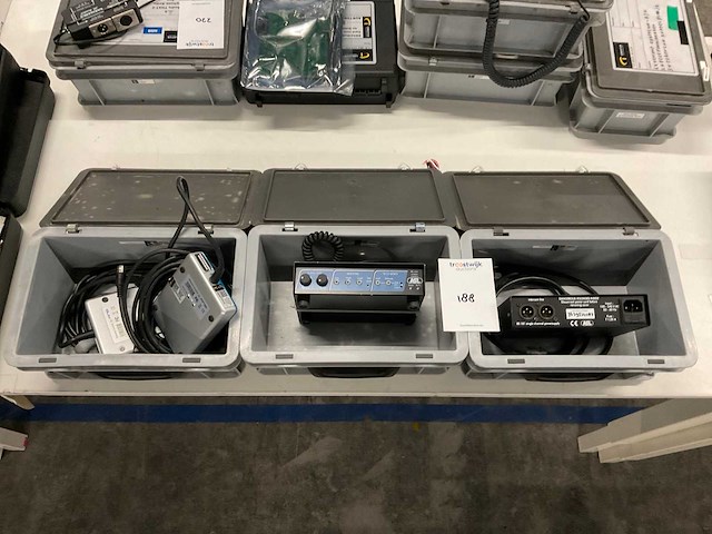 Interface, converter en power supply - afbeelding 1 van  4