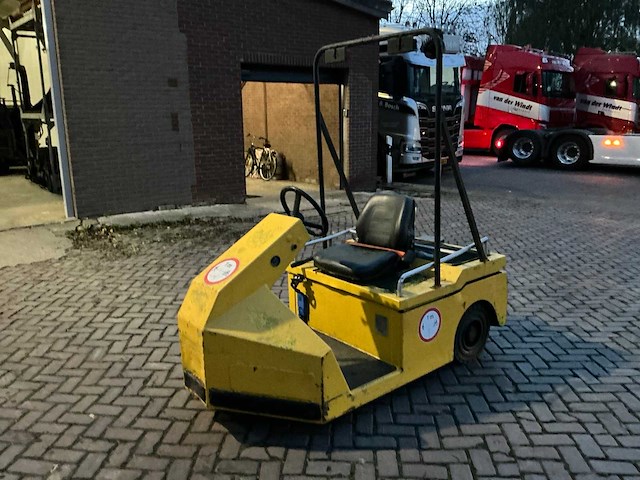 Intern transport tractor - afbeelding 1 van  15
