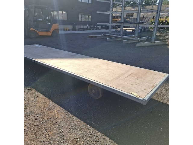 Intern transportmiddel op massieve banden - afbeelding 5 van  9