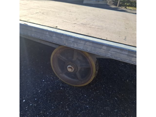 Intern transportmiddel op massieve banden - afbeelding 6 van  9
