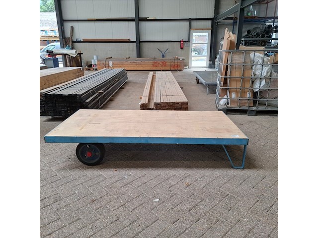 Intern transportmiddel op massieve banden - afbeelding 1 van  6