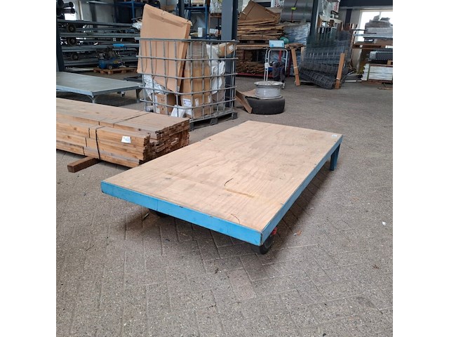 Intern transportmiddel op massieve banden - afbeelding 6 van  6