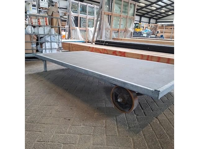 Intern transportmiddel op massieve banden - afbeelding 2 van  6