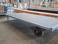Intern transportmiddel op massieve banden - afbeelding 2 van  6
