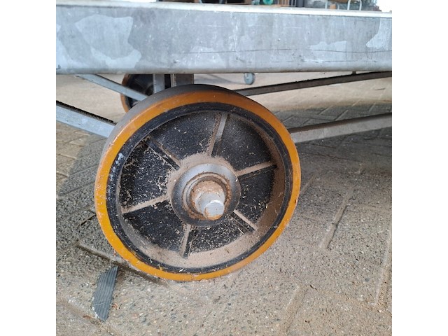 Intern transportmiddel op massieve banden - afbeelding 5 van  6