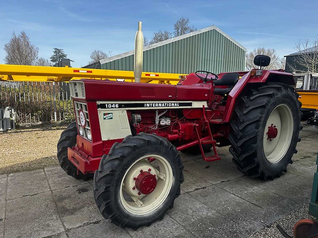 International - 1975 - 1046 - tractor - afbeelding 1 van  2