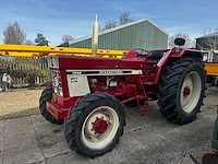 International - 1975 - 1046 - tractor - afbeelding 1 van  2