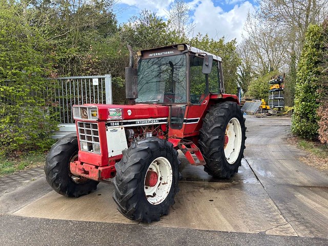 International 1246 4wd vierwielaangedreven landbouwtractor - afbeelding 1 van  17
