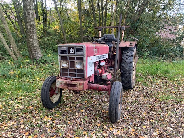 International 383 tweewielaangedreven landbouwtractor - afbeelding 2 van  27