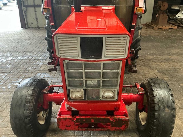International 743xl tweewielaangedreven landbouwtractor - afbeelding 3 van  18