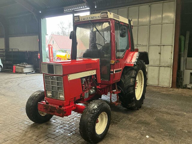 International 743xl tweewielaangedreven landbouwtractor - afbeelding 1 van  18