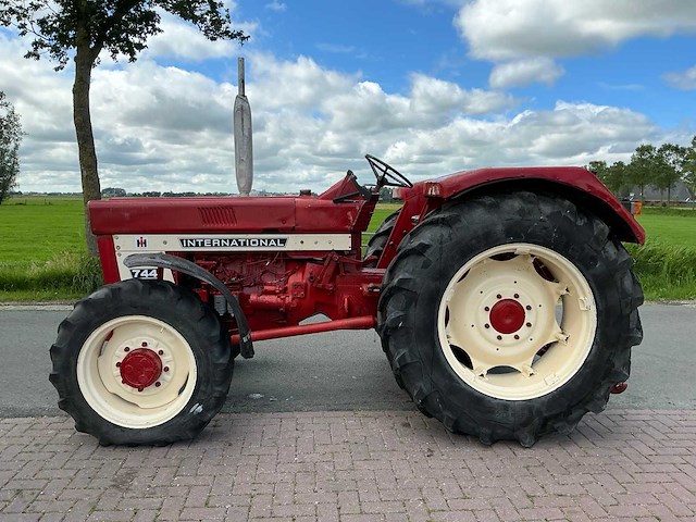 International 744 allrad vierwielaangedreven landbouwtractor - afbeelding 8 van  18