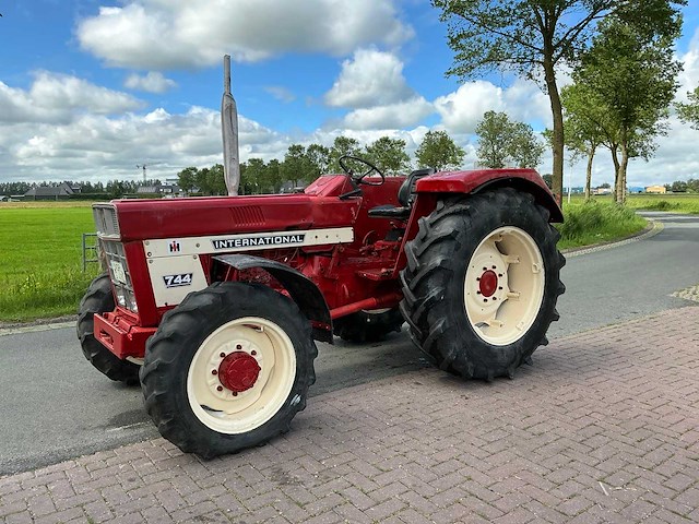 International 744 allrad vierwielaangedreven landbouwtractor - afbeelding 1 van  18