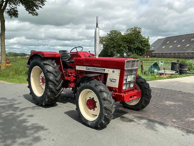 International 744 allrad vierwielaangedreven landbouwtractor - afbeelding 13 van  18