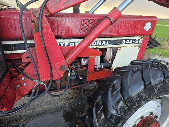 International 844-s vierwielaangedreven landbouwtractor - afbeelding 27 van  28
