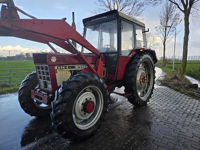 International 844-s vierwielaangedreven landbouwtractor - afbeelding 1 van  28
