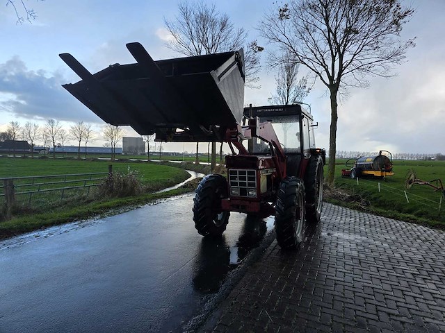 International 844-s vierwielaangedreven landbouwtractor - afbeelding 23 van  28