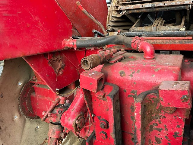 International 844as vierwielaangedreven landbouwtractor - afbeelding 28 van  38