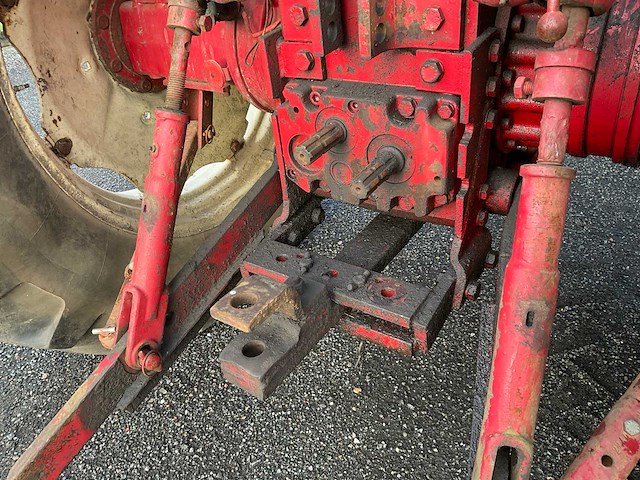 International 844as vierwielaangedreven landbouwtractor - afbeelding 29 van  38