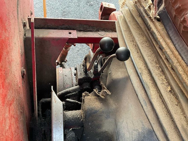 International 844as vierwielaangedreven landbouwtractor - afbeelding 30 van  38